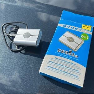 DYNEX - 6 IN 1 CAMERA SD MEMORY CARD READER WRITER DX-CR6N1